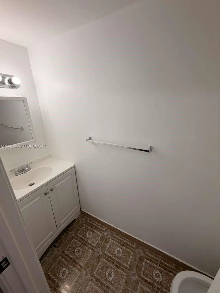 1255 W 53rd St #202 Hialeah, FL 33012