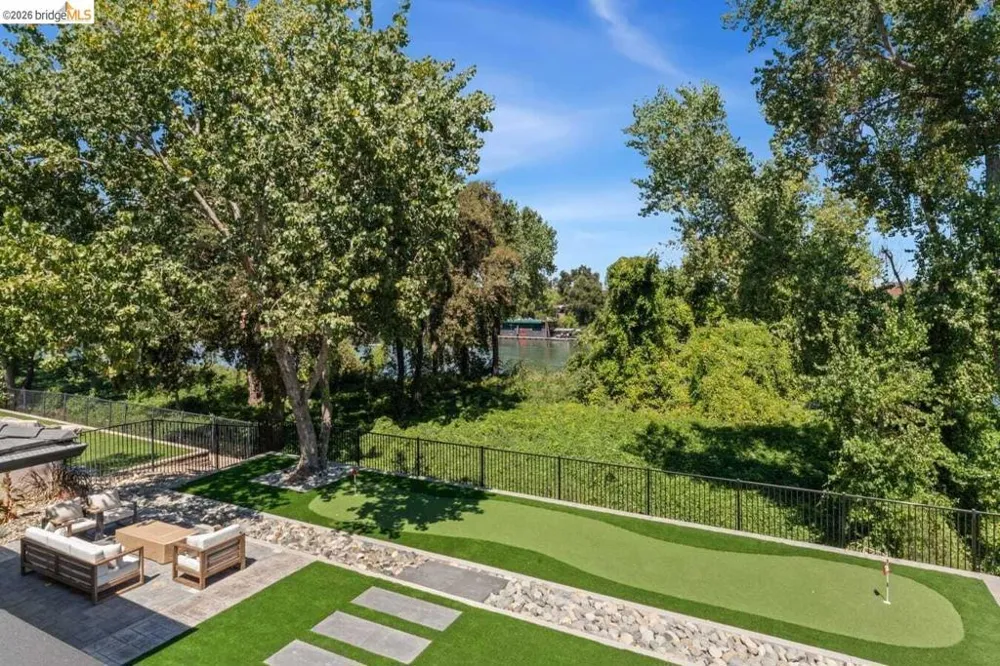 868 River Crest DR West Sacramento, CA 95605