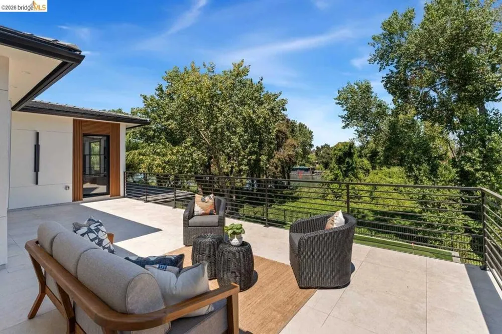 868 River Crest DR West Sacramento, CA 95605