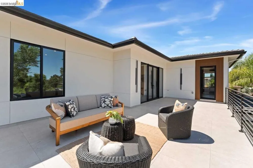 868 River Crest DR West Sacramento, CA 95605