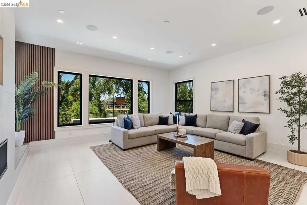 868 River Crest DR West Sacramento, CA 95605