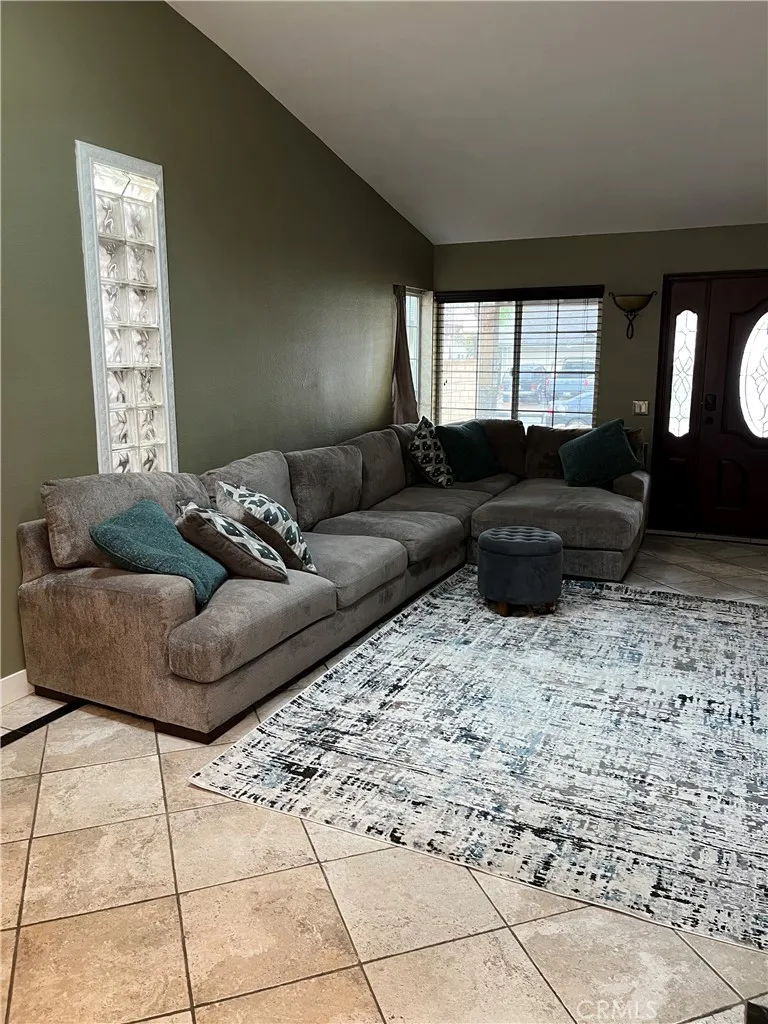 21062 Larchmont Lake Forest, CA 92630
