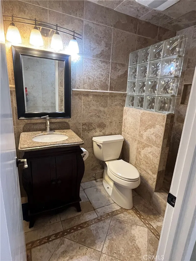 21062 Larchmont Lake Forest, CA 92630