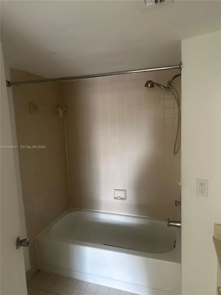 6272 NW 186th St #212 Hialeah, FL 33015
