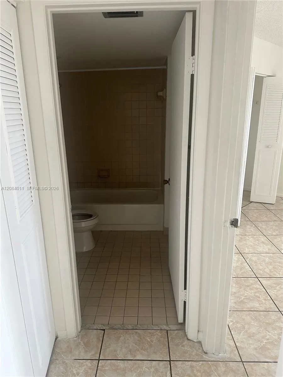 6272 NW 186th St #212 Hialeah, FL 33015