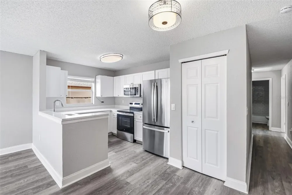 1616 27TH AVENUE E Bradenton, FL 34208