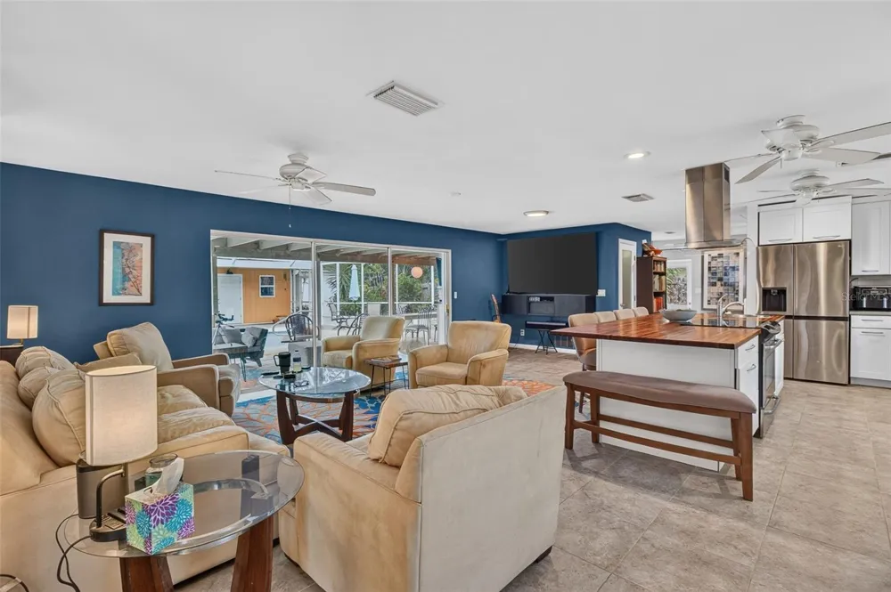 11420 OVAL DRIVE W Largo, FL 33774