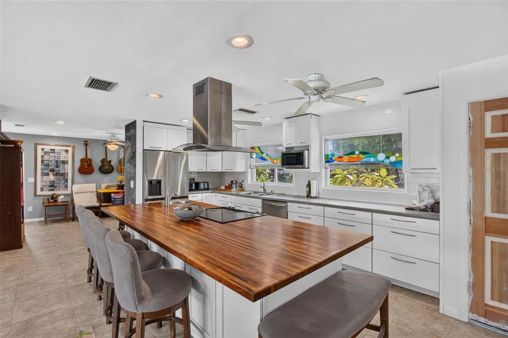 11420 OVAL DRIVE W Largo, FL 33774