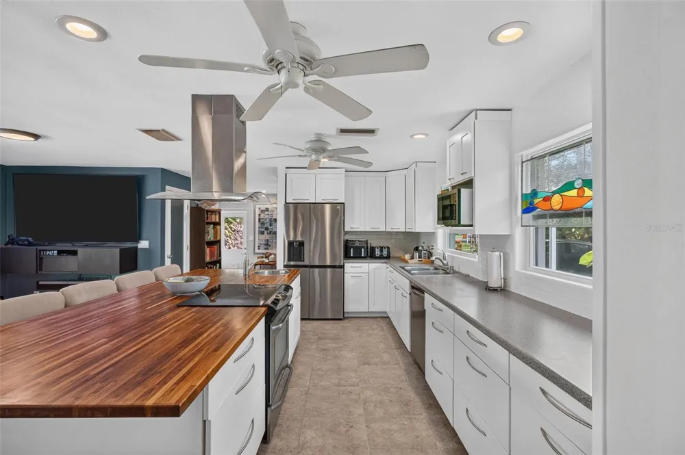 11420 OVAL DRIVE W Largo, FL 33774