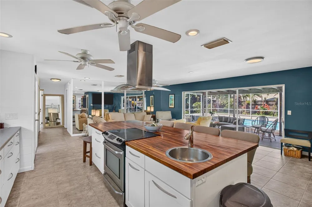 11420 OVAL DRIVE W Largo, FL 33774