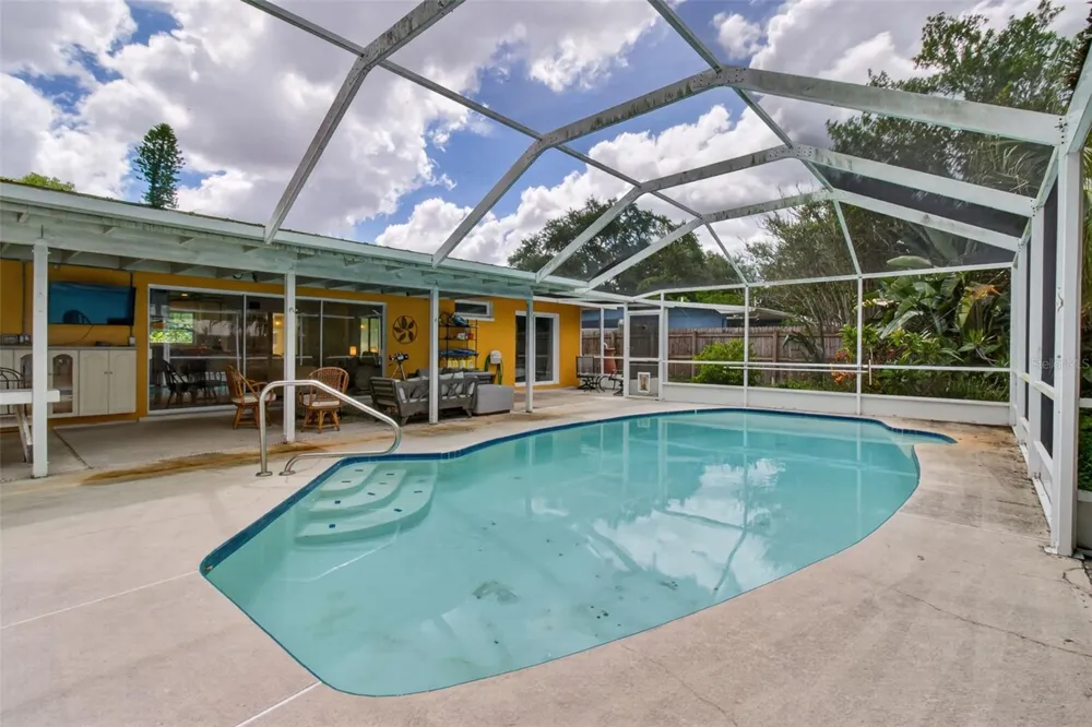 11420 OVAL DRIVE W Largo, FL 33774