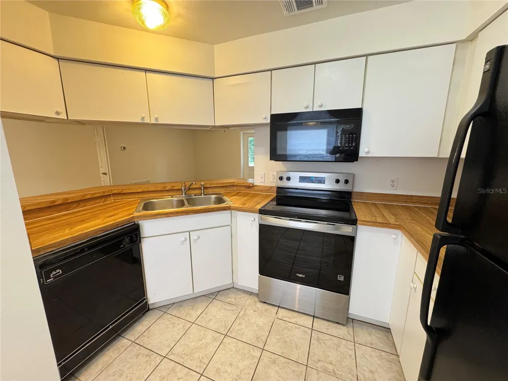 215 PINEHURST DRIVE Auburndale, FL 33823