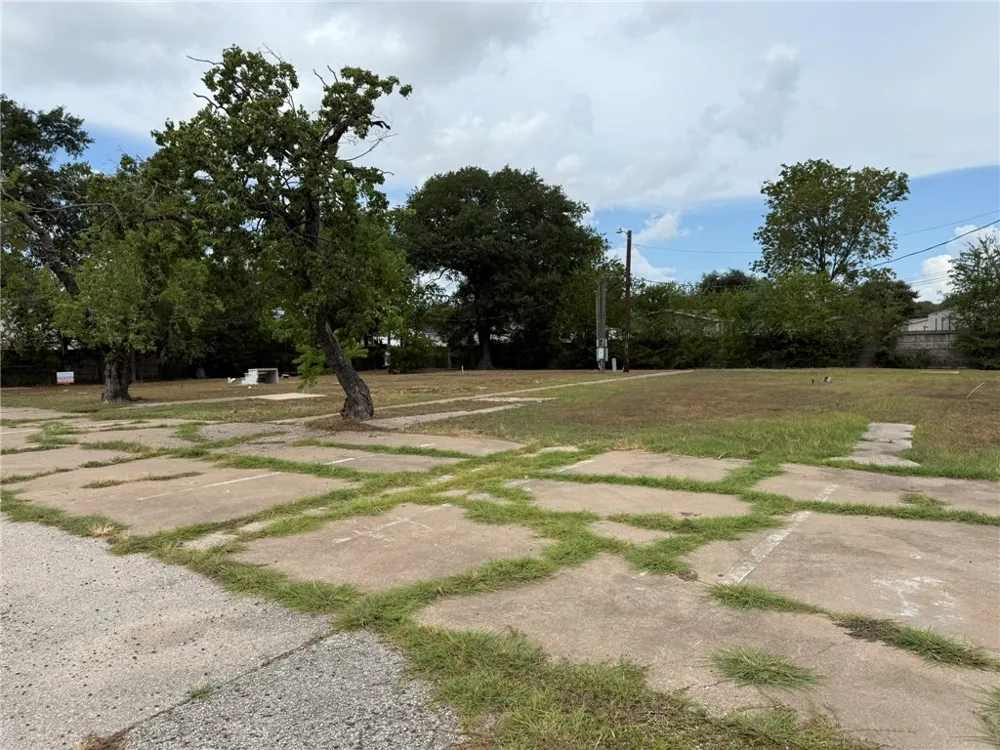 1804 Brookhaven Street Bryan, TX 77803