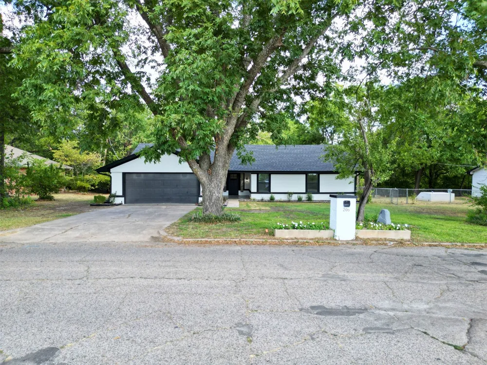 206 Crownpoint Drive Ada, OK 74820