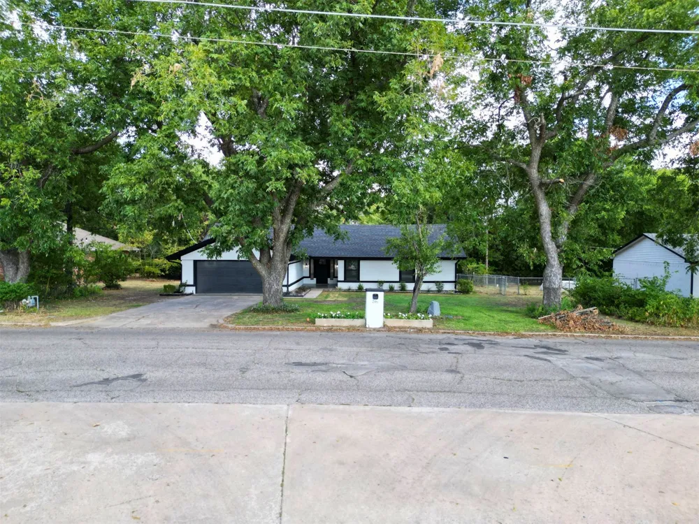 206 Crownpoint Drive Ada, OK 74820