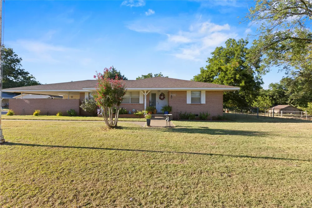 506 E Schmid Wynnewood, OK 73098