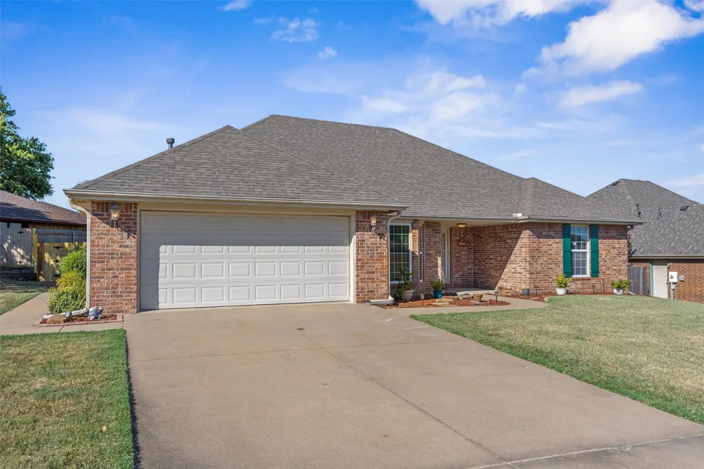 5633 Parkhill Court Bartlesville, OK 74006