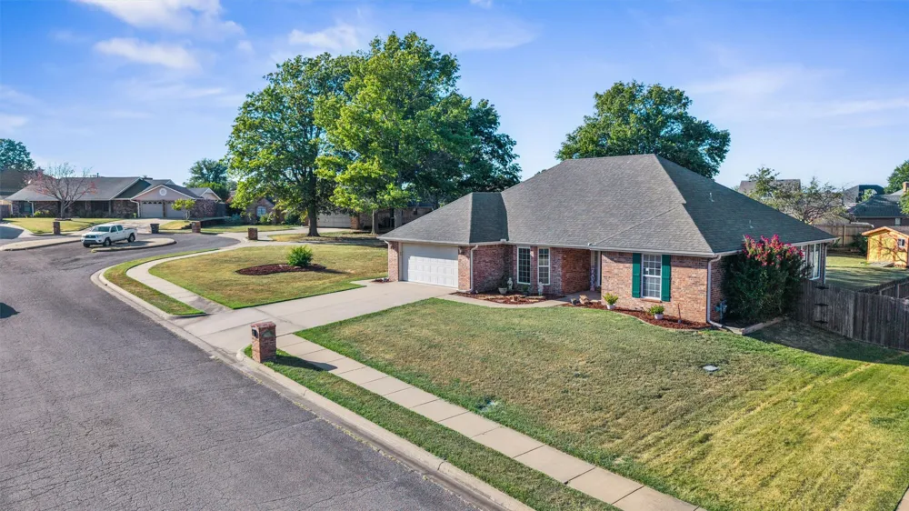 5633 Parkhill Court Bartlesville, OK 74006