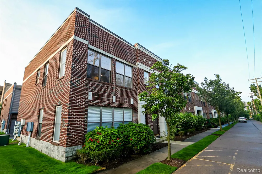 52 W Bethune Street Detroit City, MI 48202