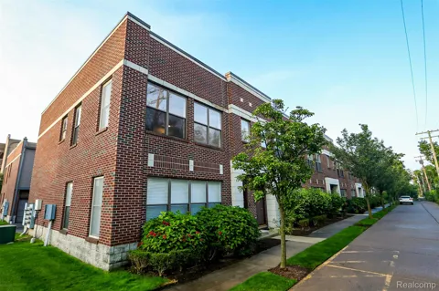 52 W Bethune Street