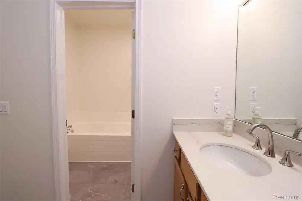 52 W Bethune Street Detroit City, MI 48202