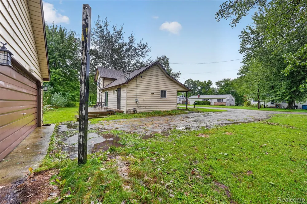 416 Thomas Street Holly Village, MI 48442