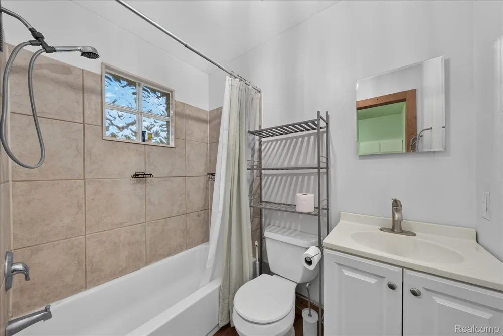 416 Thomas Street Holly Village, MI 48442
