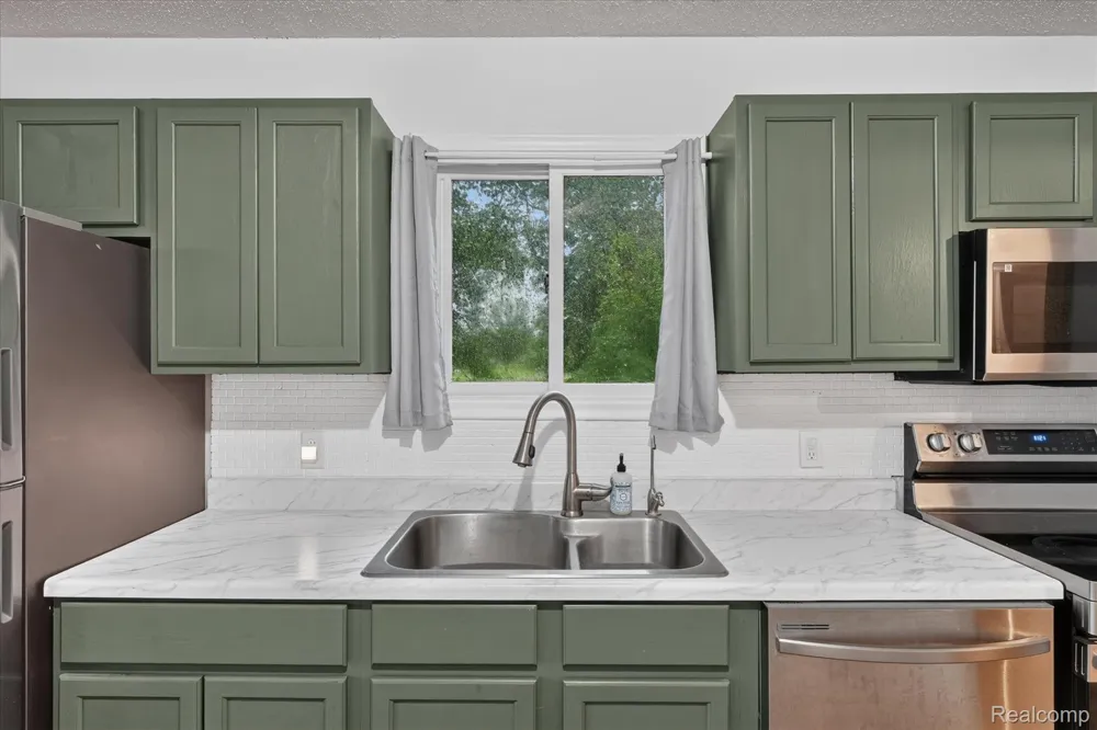 416 Thomas Street Holly Village, MI 48442