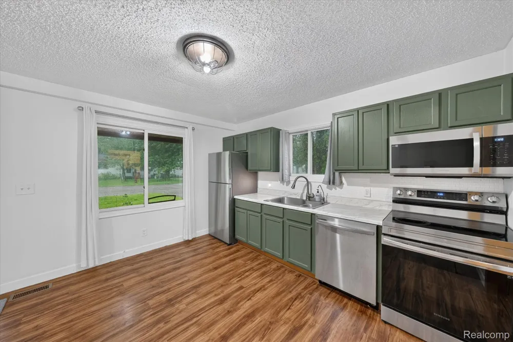 416 Thomas Street Holly Village, MI 48442