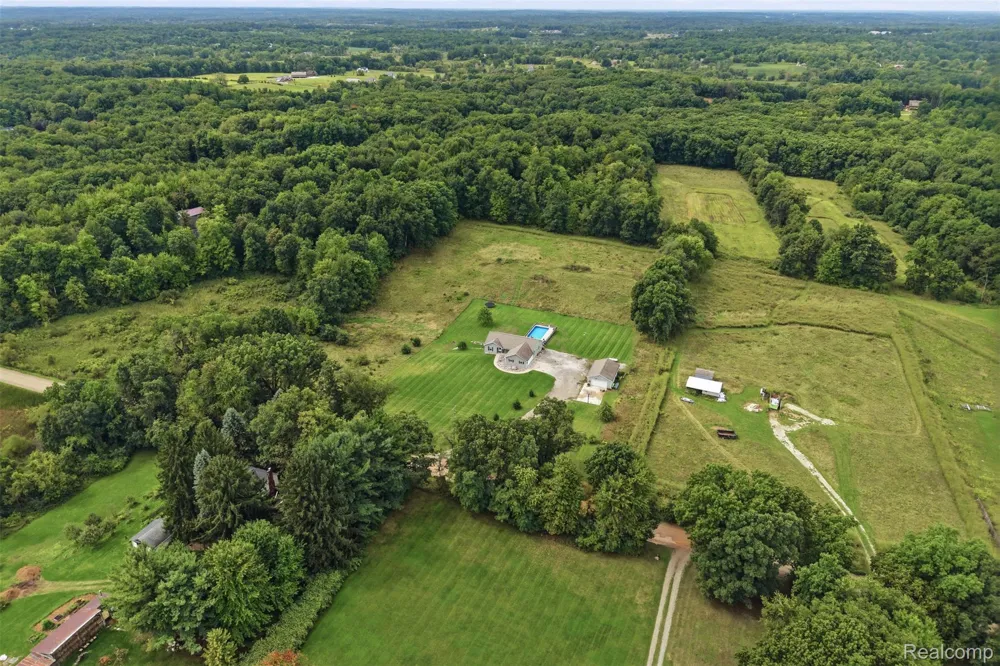 7433 Mabley Hill Road Tyrone Township, MI 48430