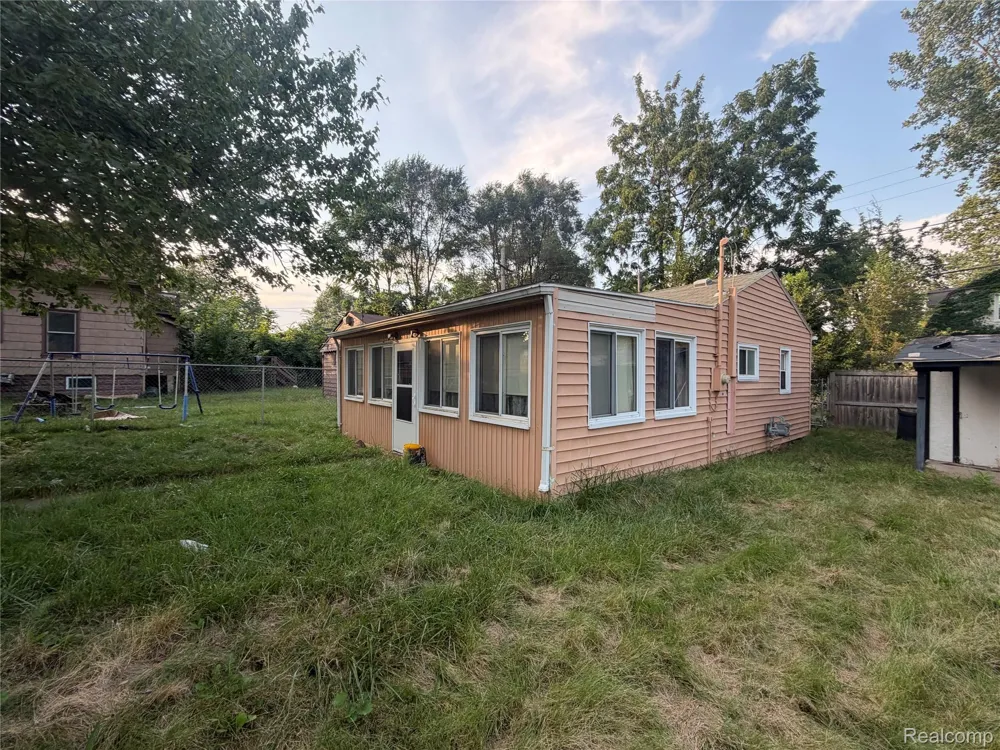 39 Cherrygrove Street Ecorse City, MI 48229