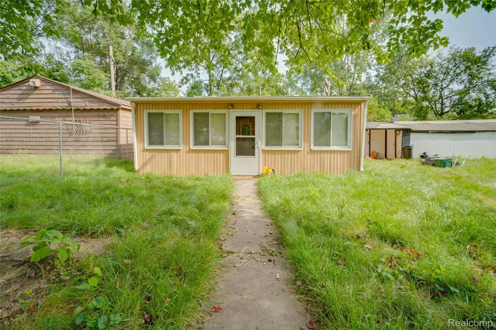 39 Cherrygrove Street Ecorse City, MI 48229