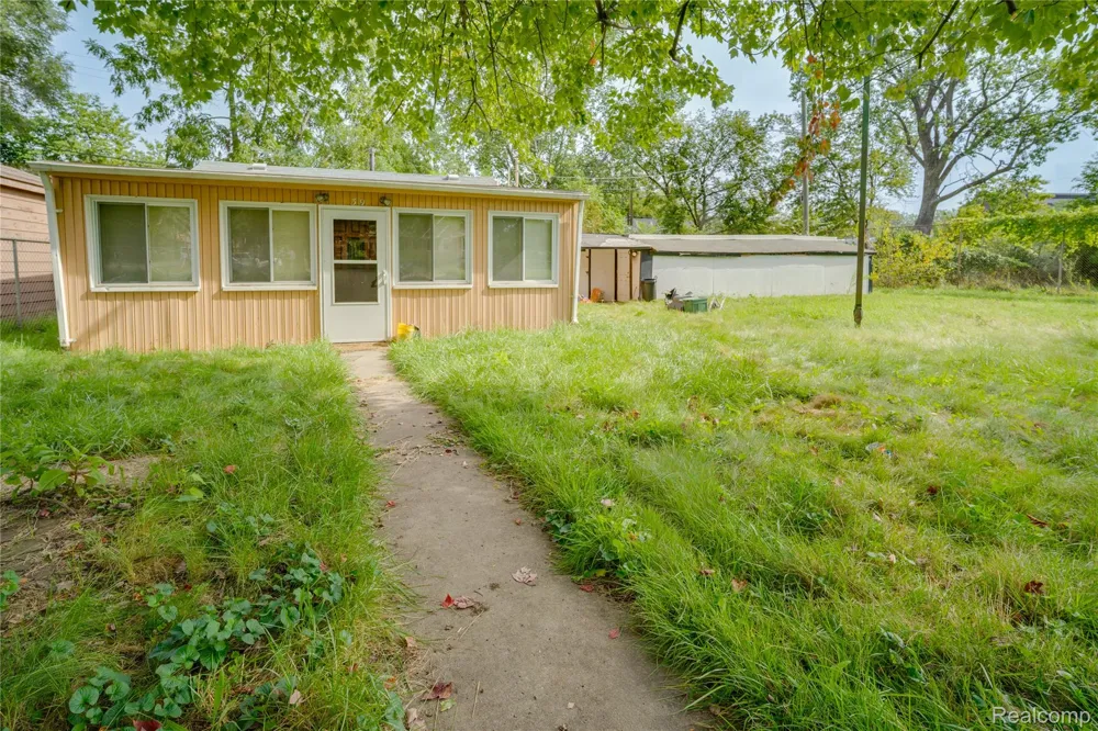 39 Cherrygrove Street Ecorse City, MI 48229