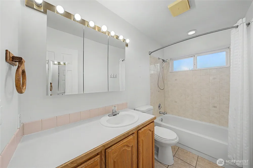 1317 W Lakeside Drive Moses Lake, WA 98837