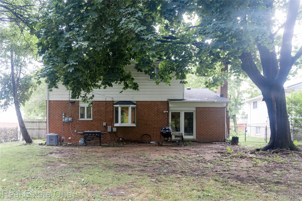 1867 Wilshire Street Westland City, MI 48186