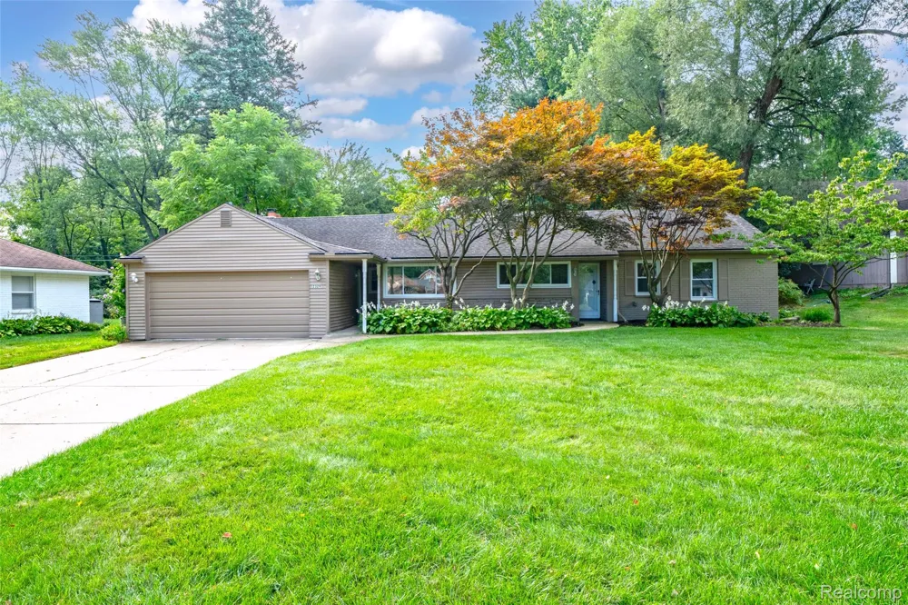 2329 Rutherford Road Bloomfield Charter Township, MI 48302