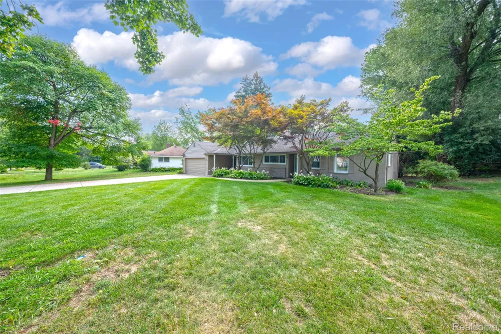 2329 Rutherford Road Bloomfield Charter Township, MI 48302