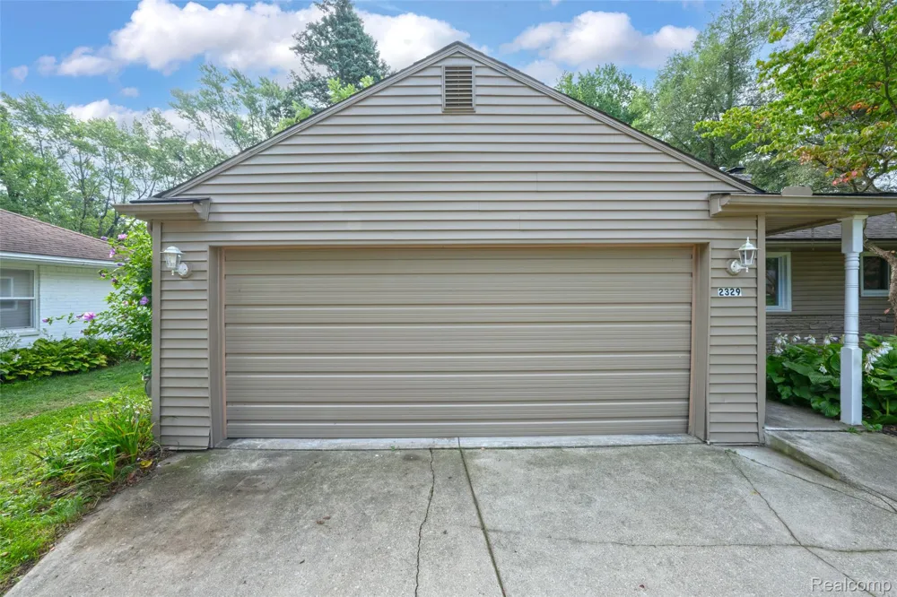 2329 Rutherford Road Bloomfield Charter Township, MI 48302
