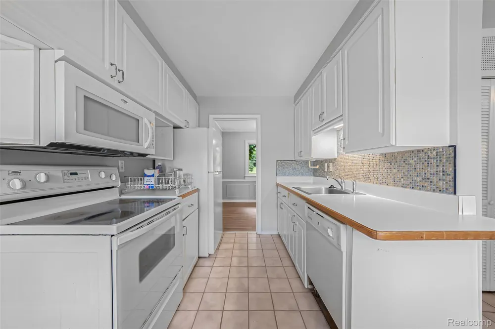 2329 Rutherford Road Bloomfield Charter Township, MI 48302
