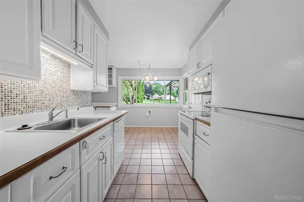 2329 Rutherford Road Bloomfield Charter Township, MI 48302