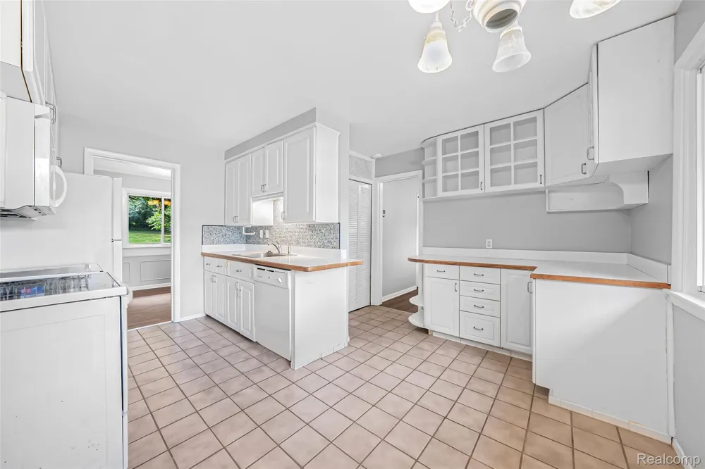 2329 Rutherford Road Bloomfield Charter Township, MI 48302
