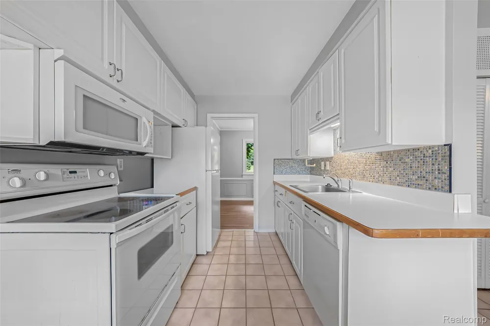 2329 Rutherford Road Bloomfield Charter Township, MI 48302
