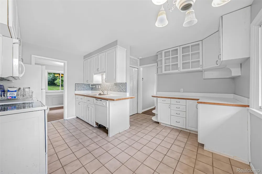 2329 Rutherford Road Bloomfield Charter Township, MI 48302