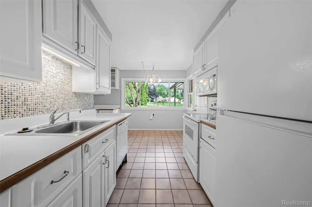 2329 Rutherford Road Bloomfield Charter Township, MI 48302