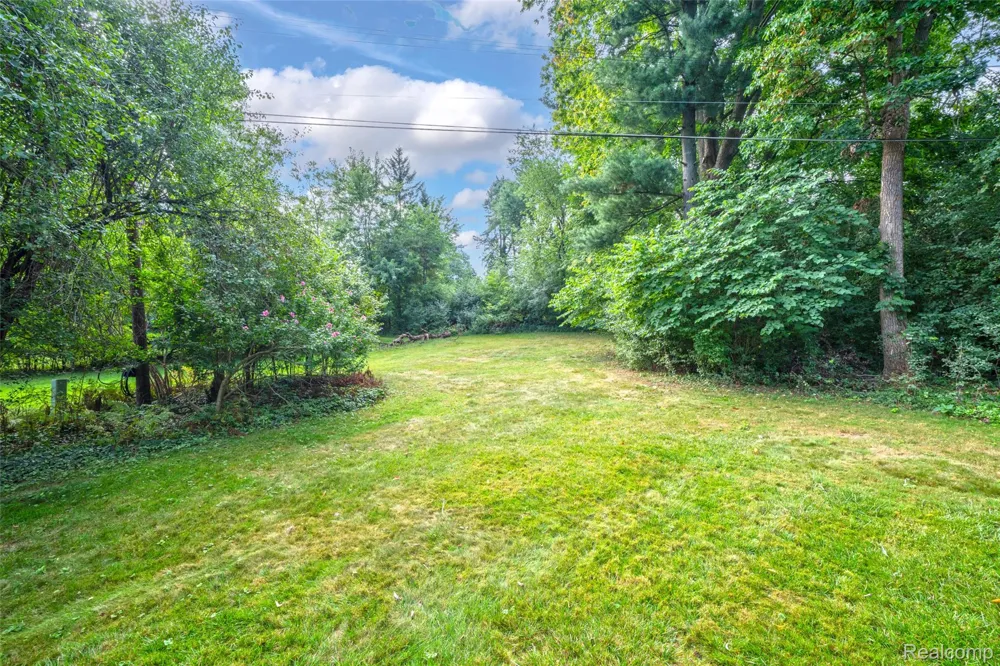 2329 Rutherford Road Bloomfield Charter Township, MI 48302