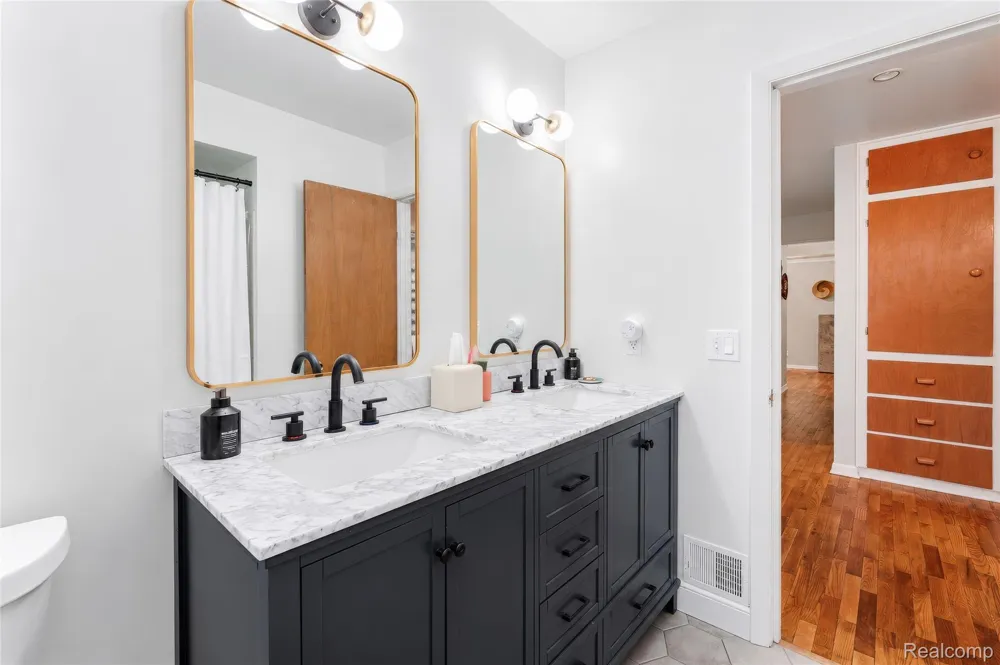 4499 S Linden Road Flint Charter Township, MI 48507