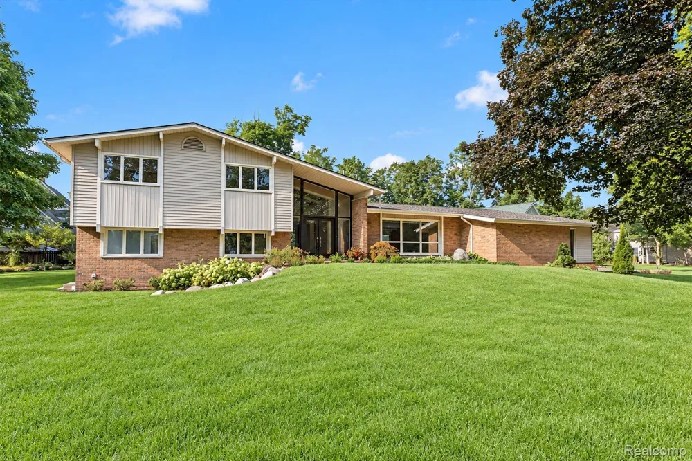 2564 Charel Court West Bloomfield Charter Township, MI 48324