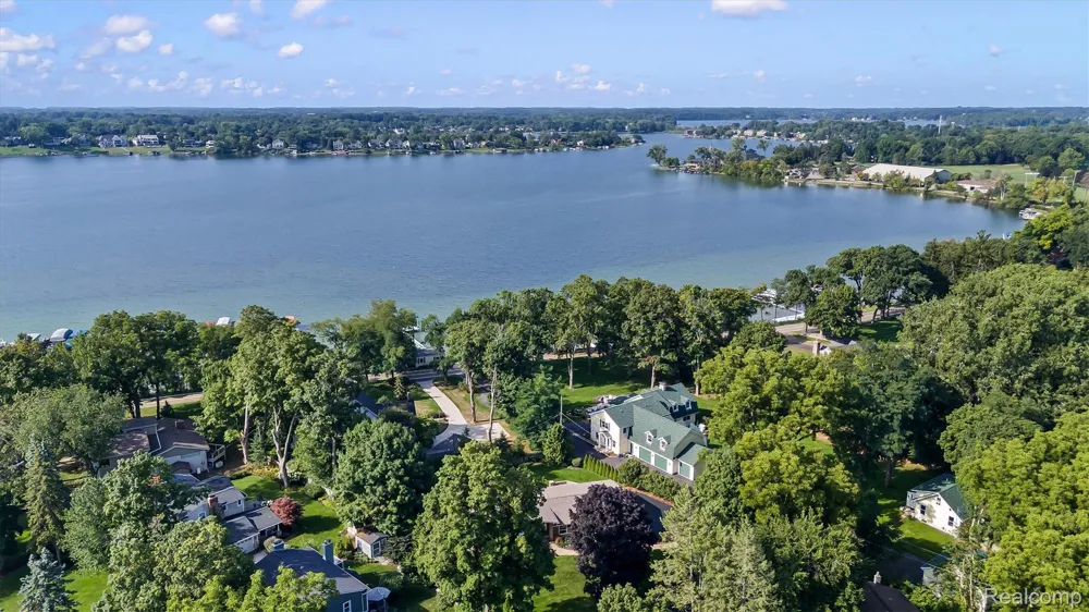 2564 Charel Court West Bloomfield Charter Township, MI 48324