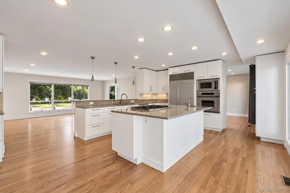 2564 Charel Court West Bloomfield Charter Township, MI 48324