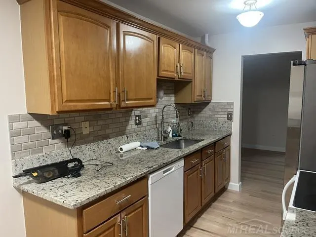 3551 Crooks Road Royal Oak City, MI 48073